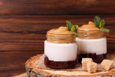 Kirazlı ve yoğurtlu dutlu dalgona kahveli tatlı. Güney Kore 'de moda soğuk yaz içeceği