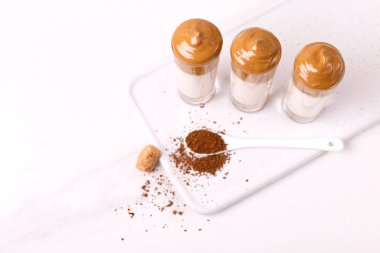 Dalgalı kahve kokteyli likörü. Güney Kore 'de moda soğuk yaz içeceği