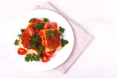 Geleneksel Meksika mutfağı chimichanga. Kıyma, biber, soğan, sarımsak, kekik, zira, guacomole ve marinara soslu mısır keki.