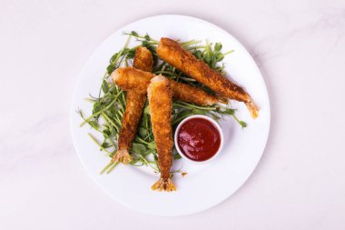 Tempura, beyaz arka planda domates soslu kızarmış karides balığı. Asya sokak yemekleri.