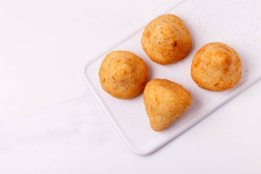 Sicilyalı arancini di riso. Kızarmış pilav topları. İtalyan yemeği. Tavuk hindiba, sebzeli Brezilya çerezi ve domates sosu.