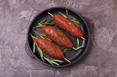 Çiğ lula kebabı, liulya-kebap kıymalı et, şiş kebap biberiyeli pişirmeye hazır. Kafkas mutfağı. Fast food. Doğu yemekleri.