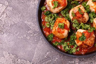 Domates soslu, marinara ve maydanozlu ev yapımı İsveç köftesi.