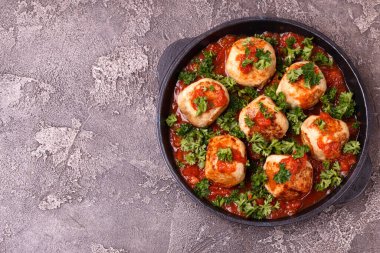 Domates soslu, marinara ve maydanozlu ev yapımı İsveç köftesi.