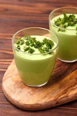 avokado, salatalık, kereviz ve kekikli sağlıklı yeşil sebze püresi.