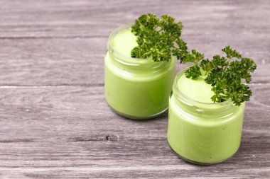 avokado, salatalık, kereviz ve kekikli sağlıklı yeşil sebze püresi.