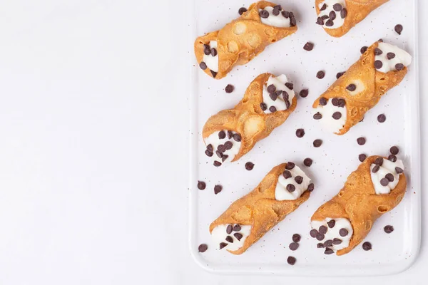 Traditionele Siciliaanse Dessert Cannoli Met Chocolade Ricotta Italiaanse Keuken — Stockfoto