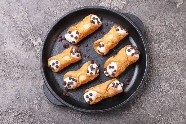 Cannoli Sobremesa Siciliana Tradicional Com Chocolate Ricota Cozinha Italiana — Fotografia de Stock