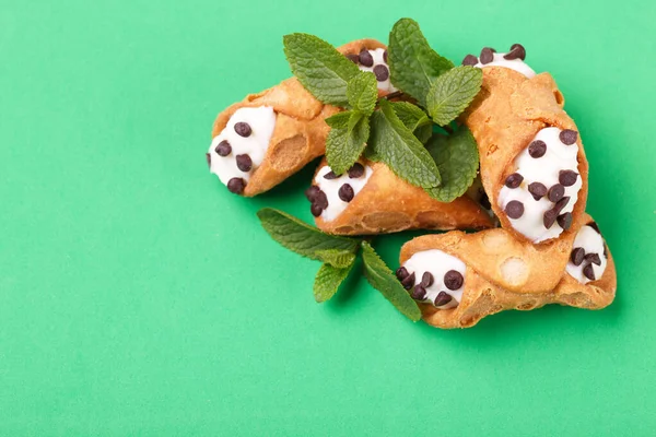 Traditionele Siciliaanse Dessert Cannoli Met Chocolade Ricotta Italiaanse Keuken — Stockfoto