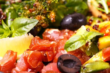 Sağlıklı kase - ton balığı, brokoli, fesleğen, roka, avokado, zeytin, domates ve ıspanaklı kinoa salatası.