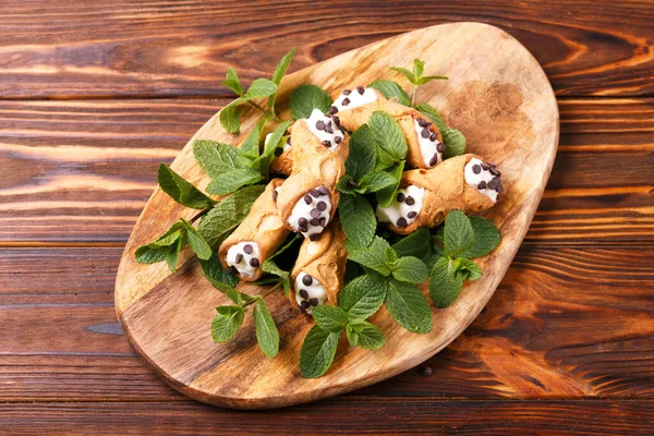 Traditionele Siciliaanse Dessert Cannoli Met Chocolade Ricotta Italiaanse Keuken — Stockfoto