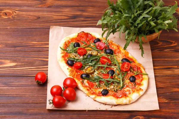 Klassische Italienische Pfefferoni Pizza Pinza Mit Oliven Und Rucola Ansicht — Stockfoto