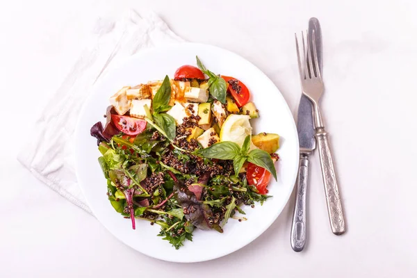 Gezonde Kom Quinoasalade Met Tofu Broccoli Basilicum Arugula Avocado Olijven — Stockfoto