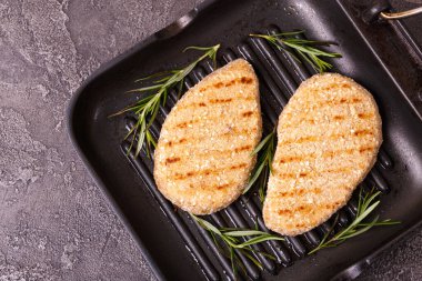 Siyah arka planda biberiyeli ızgara tavuk ya da hindi göğsü.