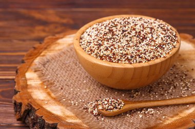 Kırmızı, siyah ve beyaz kinoa tanelerini ve süper yiyecekleri karıştır. Diyet, diyet konsepti. Vejetaryen yemeği