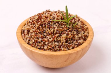 Kırmızı, siyah ve beyaz kinoa taneleriyle lapayı, süper yiyecekleri karıştır. Diyet, diyet konsepti. Vejetaryen yemeği
