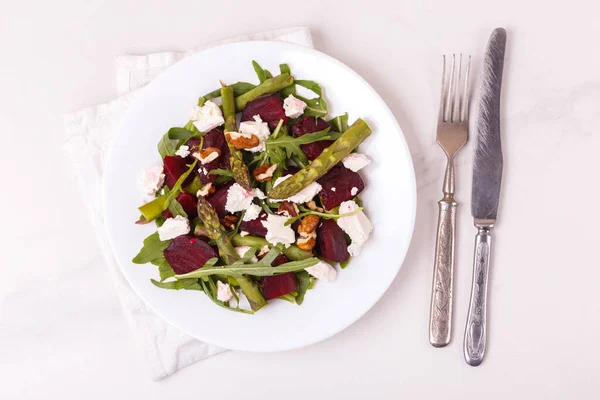 Groene Veganistische Salade Met Asperges Feta Rode Biet Arugula Limoen — Stockfoto