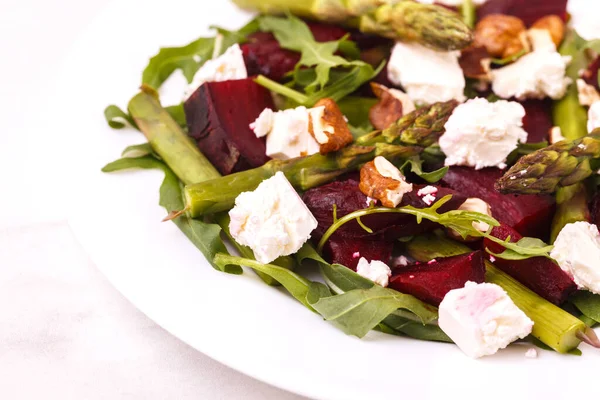 Grüner Veganer Salat Mit Spargel Feta Roter Bete Rucola Limette Stockbild