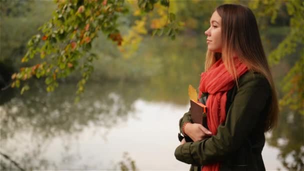 Boldog szép fiatal lány élvezi az élet és a szabadság az ősz, a természet, nyilvános városi park — Stock videók