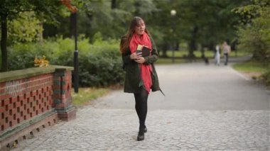 muhteşem güzel mutlu kadın telefonla konuşuyor ve gülümseyen güneşli sonbahar doğa bir arka plan üzerinde öğrenci kız sonbahar parkta yürüyüş
