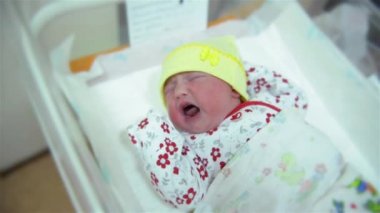 Yeni doğan bebek battaniye ile Doğum odasına, hemen doğumdan sonra ağlayan kız bebek uykuda