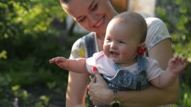 Bellissimi bambini piccoli mostrano nella fotocamera qualcosa di ... Bambini piccoli bellissimi