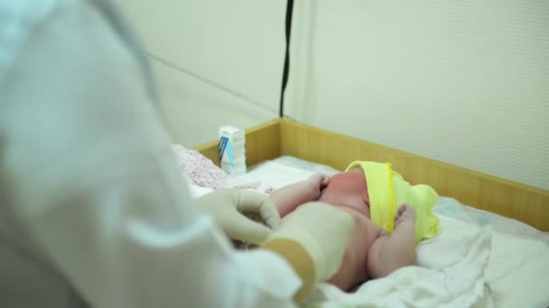 Bebê recém-nascido no hospital, pediatra e criança infantil com formação bokeh, neonatologista — Vídeo de Stock