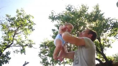 Tutarak onun küçük bebek, genç Baba ile kızının oynarken mutlu orta yaş erkek