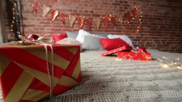 Ingepakte cadeaus op een Bed in een hotelkamer in de ochtend, de giften van Kerstmis in de slaapkamer, Merry Christmas — Stockvideo