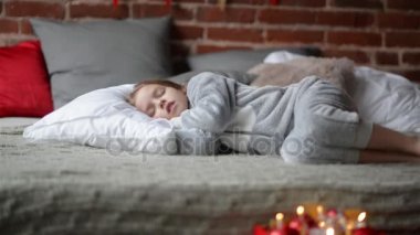 Şirin kız yatakta Noel ile uyku sunar yanında duran, o zaman çocuk uyanır ve senin hediyen alır xmas