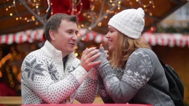 Romantik Çift Noel Fuarı, genç aile gülümseyen zaman birlikte kış tatil geçiriyor. Mutlu Noeller ve mutlu yeni yıl