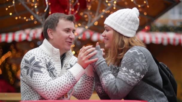 Romantiska par leende på Christmas Fair, unga familjen tillbringar tid tillsammans på sportlovet. God jul och gott nytt år — Stockvideo
