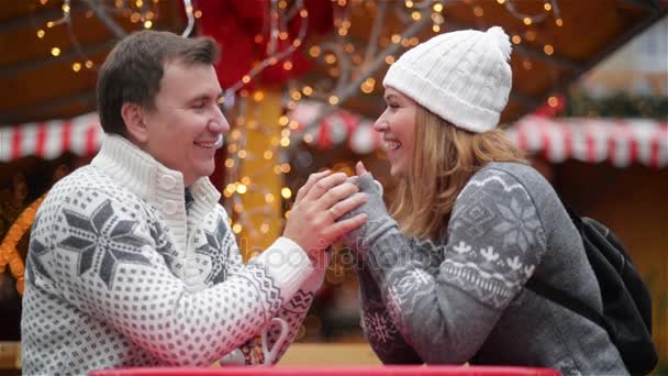 Романтическая пара улыбается на Рождественской ярмарке, Молодая смеющаяся семья проводит время вместе на зимних праздниках. С Новым годом и Рождеством! — стоковое видео
