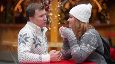 Sıcak giysiler kahve içme su bardağı eski kentte, genç aile Noel Fuarı turist mutlu çift. Kış tatili