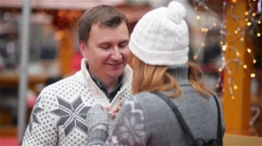 Çift harcama komik zaman belgili tanımlık Noel çarşı, adam ve bir kadın, mutlu genç aile için Talking. Mutlu Noeller ve mutlu yeni yıl