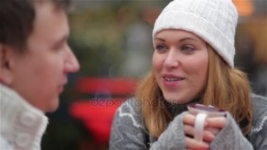 Çift harcama komik zaman Noel Pazar, kadının erkek için mutlu genç aile bahsediyoruz. Mutlu Noeller ve mutlu yeni yıl