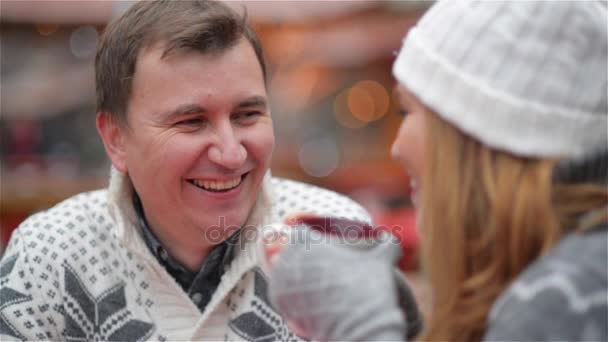 Couple Spending Funny time at the Christmas market, Man Laughing and Talking to a Woman, Happy Young Family. Merry Christmas and Happy New Year — Stock Video
