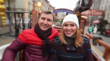 Eğlence cazibe belgili tanımlık Noel çarşı, genç aile Xmas fuarda gülüyor sahip çift gülüyor. Mutlu Noeller ve mutlu yeni yıl