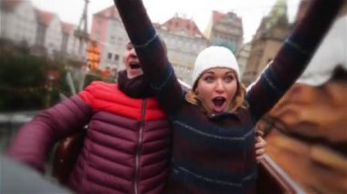 Gülen ve Having Fun Noel Fuarı çift. Arkadaşlar Carousel veya Xmas Pazar atlı karıncaya kış tatil sırasında. Mutlu Noeller ve mutlu yeni yıl