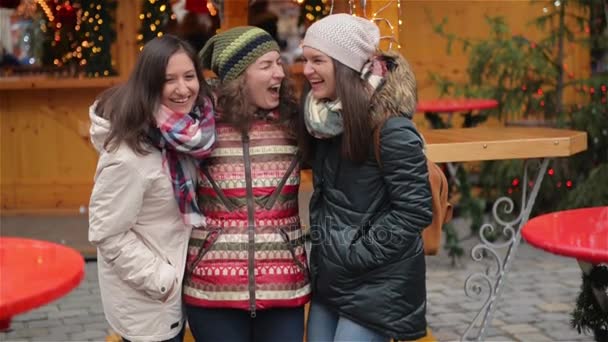 Πορτρέτο της γελώντας φίλες έχοντας διασκέδαση για τη Χριστουγεννιάτικη αγορά. Ευτυχείς φίλοι ξοδεύει χρόνο μαζί κατά τη διάρκεια των χειμερινών διακοπών — Αρχείο Βίντεο