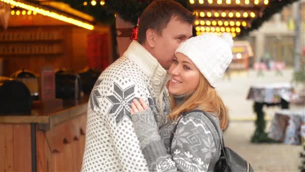 Jovem feliz Casal Chilling Together in Warm Clothes, Natal festivo no fundo, Família rindo no mercado de Natal. Feliz Natal e Feliz Ano Novo — Vídeo de Stock