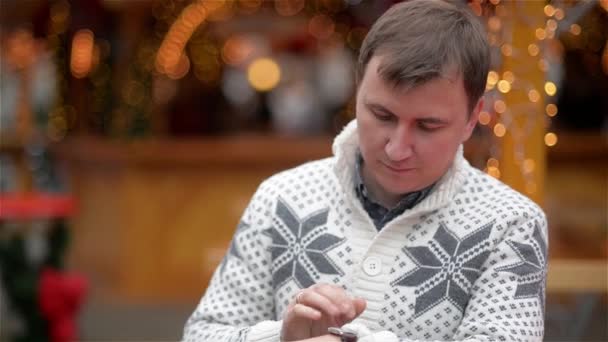 Young Man Waiting for his Girldriend on a Date and Looking at the Clock. Beautiful Woman Comes to a her Boyfriend and Hugging. Merry Christmas and Happy New Year — Stock Video