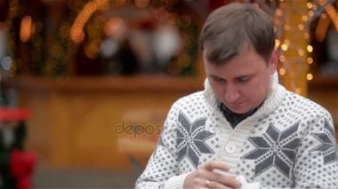 Genç adam onun Girldriend bir tarih ve saat at Looking için bekliyor. Güzel kadın gelir bir ona erkek ve Hugging. Mutlu Noeller ve mutlu yeni yıl