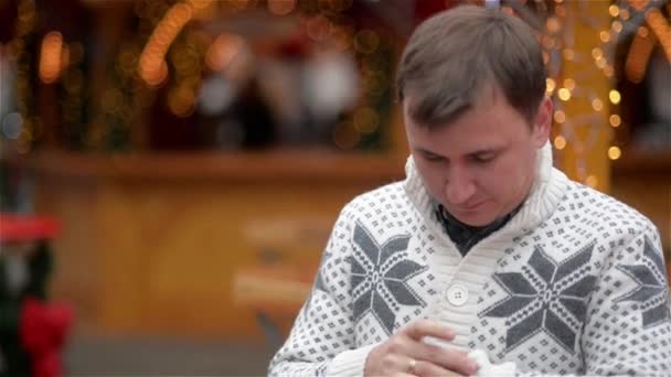 Young Man Waiting for his Girldriend on a Date and Looking at the Clock. Beautiful Woman Comes to a her Boyfriend and Hugging. Merry Christmas and Happy New Year — Stock Video