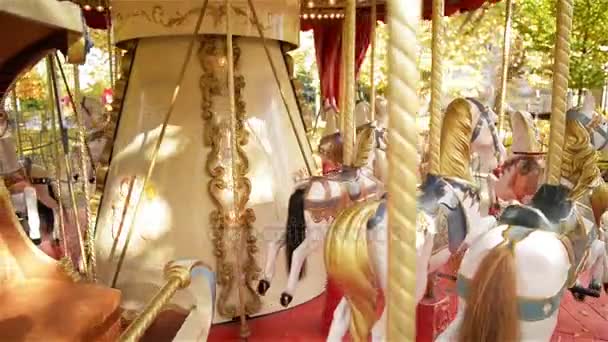 Vista em um carrossel na atração do parque. Cavalos Merry-go-round vintage . — Vídeo de Stock