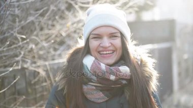 Üfleme Her el çalışırken sıcak kendisi kış sabah açık olan büyüleyici Smile kız. Soğuk güneşli havanın tadını kadın gülüyor.