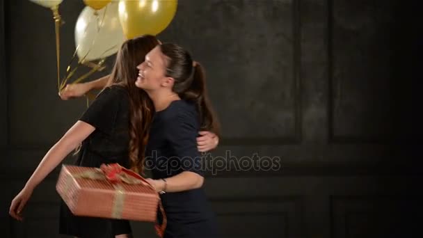 Happy Birthday Girl está abrazando a sus amigos después de recibir un regalo. Mujeres bellas felicitan a la bella dama dándole una caja con regalo y un ramo de globos . — Vídeos de Stock