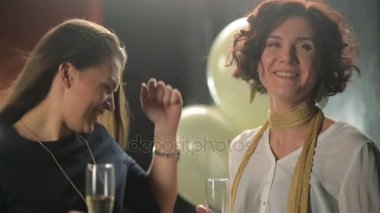 İki neşeli kadın kutlayan bir şey kulüp vardır. Parti kızlar birlikte dans keyfi.