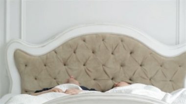 Kadın ve adam Waking Screaming ile doldu. Uyuya kalmış çift portre portre genç karıştı.