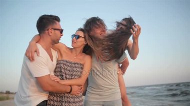 Vakit birlikte rüzgarlı havalarda deniz ve güneşin tadını vahşi dişlek Smiles ile gençlerin grup.